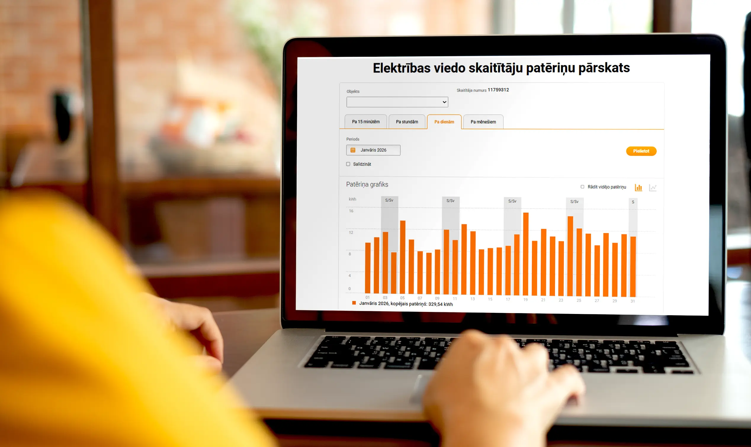 Portatīvā datora ekrāns ar mājokļa elektrības patēriņa pārskata grafiku no viedā skaitītāja