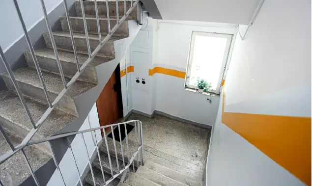 Daudzdzīvokļu nama kāpņu telpa