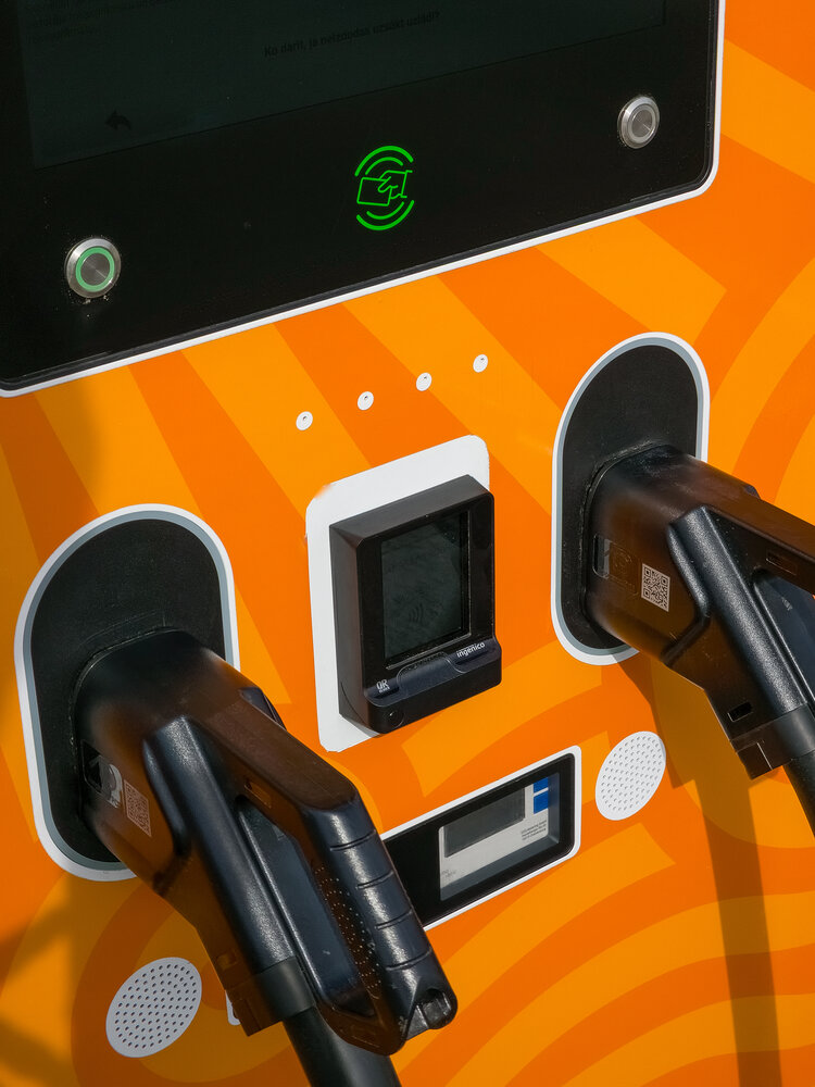 Elektrum Drive elektroauto uzlādes stacija ar bezkontaktu norēķina termināli
