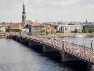 Maratona skrējēji skrien pāri Vanšu tiltam