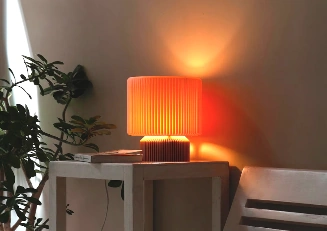 Lampa uz galda 
